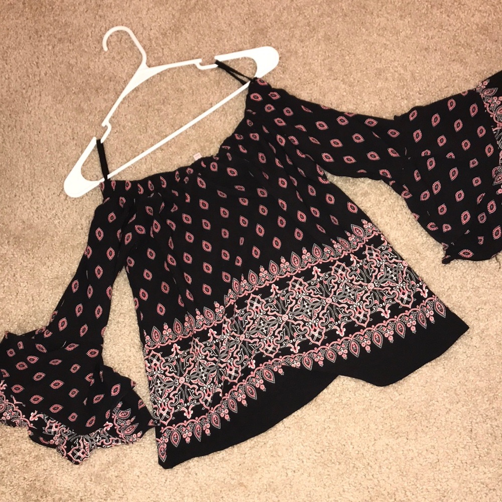 Black and fucsia off-shoulder blouse